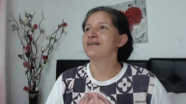 Snapshot of Angelinna_Milf chatting on December 27, 6:31 pm Angelinna Milf online show from December 27, 6:31 pm