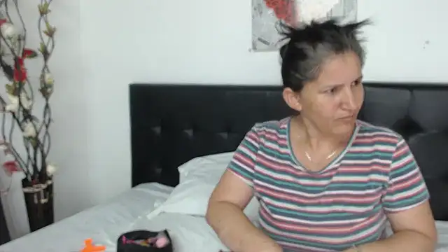 Snapshot of Angelinna_Milf chatting on January 7, 2:31 am Angelinna Milf online show from January 7, 2:31 am