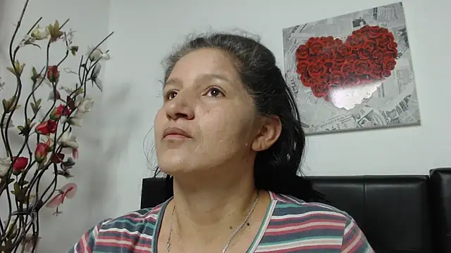 Snapshot of Angelinna_Milf chatting on January 19, 1:00 am Angelinna Milf online show from January 19, 1:00 am