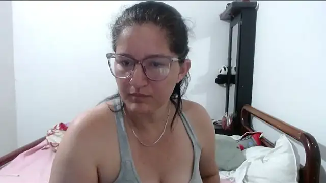 Snapshot of Angelinna_Milf chatting on September 20, 12:33 am Angelinna Milf online show from September 20, 12:33 am