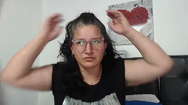Snapshot of Angelinna_Milf chatting on October 20, 7:36 pm Angelinna Milf online show from October 20, 7:36 pm