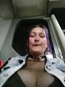 Snapshot of sophie_banger chatting on April 21, 1:42 am sophie banger online show from April 21, 1:42 am
