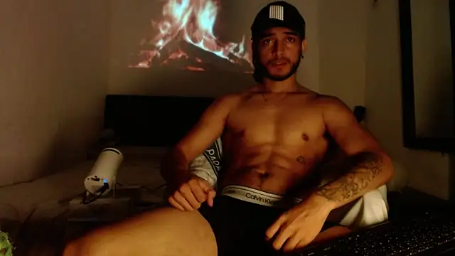 Snapshot of maxximus_100 chatting on February 6, 8:18 am maxximus 100 online show from February 6, 8:18 am