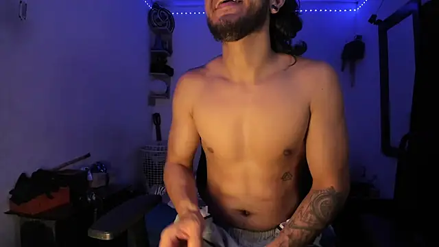 Snapshot of maxximus_100 chatting on March 22, 10:37 pm maxximus 100 online show from March 22, 10:37 pm