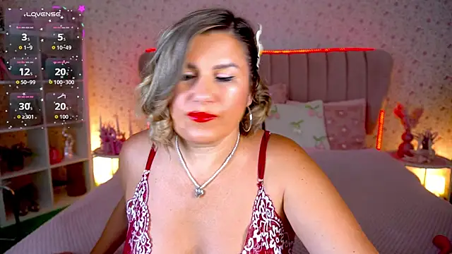 Snapshot of KiraRoxx chatting on July 6, 7:16 pm KiraRoxx online show from July 6, 7:16 pm
