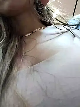 Snapshot of cuteluci_ chatting on January 1, 9:52 pm cuteluci online show from January 1, 9:52 pm