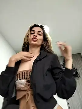 Snapshot of cuteluci_ chatting on February 17, 11:34 am cuteluci online show from February 17, 11:34 am