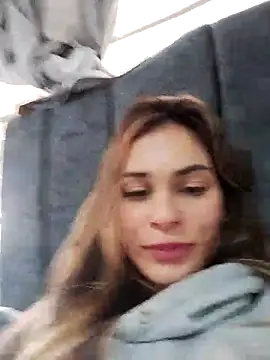 Snapshot of cuteluci_ chatting on February 19, 3:27 pm cuteluci online show from February 19, 3:27 pm