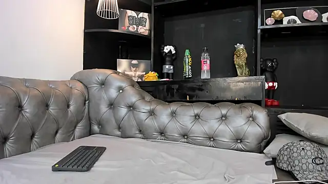 Snapshot of HeellBoy_ chatting on November 19, 4:23 am HeellBoy online show from November 19, 4:23 am