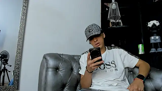 Snapshot of HeellBoy_ chatting on November 28, 3:20 am HeellBoy online show from November 28, 3:20 am