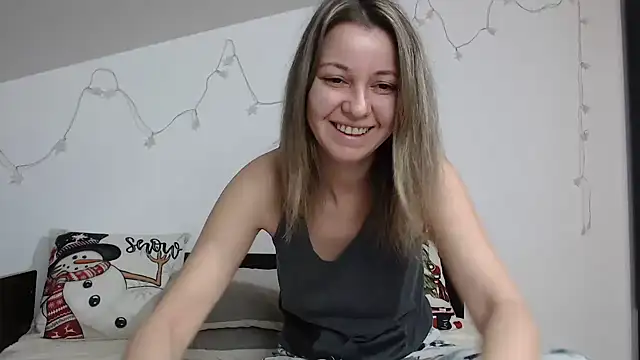 Snapshot of SweetMaddy888 chatting on December 14, 4:01 am SweetMaddy888 online show from December 14, 4:01 am