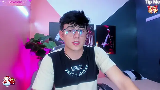 Snapshot of nolan_twink1 chatting on December 13, 10:19 am nolan twink1 online show from December 13, 10:19 am