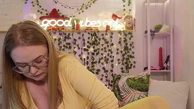 MonicaAsis online show from February 1, 5:44 pm