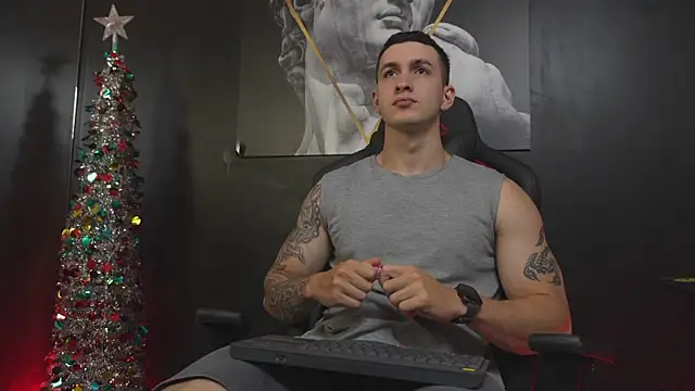 JacksonOlsenn online show from December 13, 8:47 pm