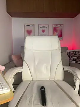 maddy bronw  online show from March 18, 10:02 pm