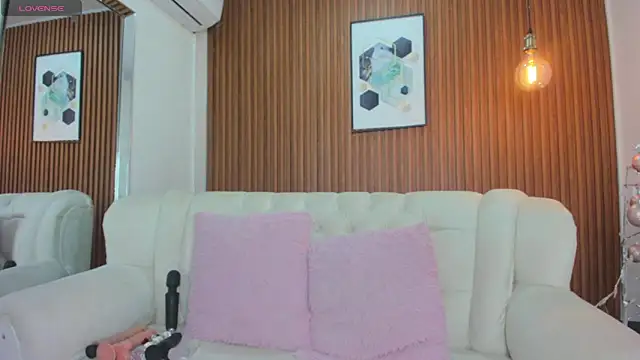 Snapshot of RoxannaHanson chatting on December 11, 4:49 am RoxannaHanson online show from December 11, 4:49 am