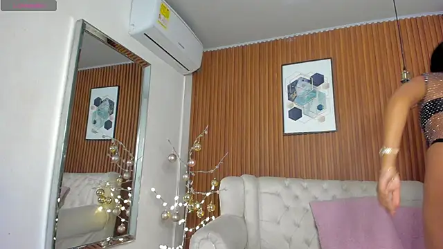 Snapshot of RoxannaHanson chatting on December 12, 4:59 am RoxannaHanson online show from December 12, 4:59 am