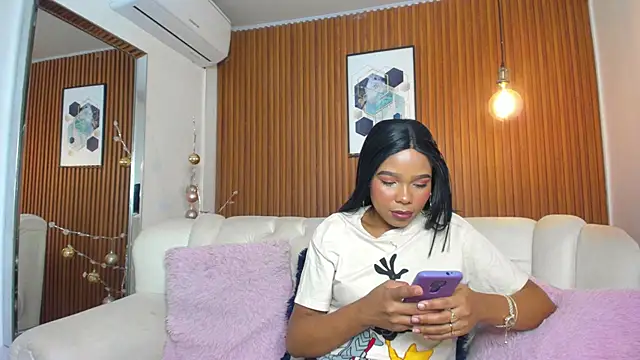 Snapshot of RoxannaHanson chatting on December 15, 3:02 am RoxannaHanson online show from December 15, 3:02 am