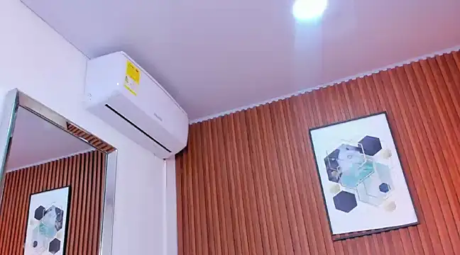 Snapshot of RoxannaHanson chatting on February 28, 8:31 am RoxannaHanson online show from February 28, 8:31 am