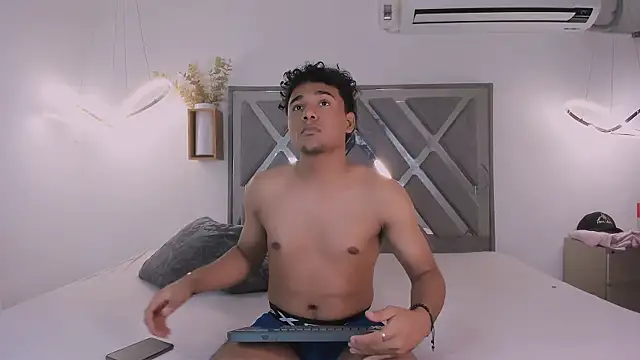 Snapshot of mia_and_masterboy chatting on October 2, 8:10 am mia and masterboy online show from October 2, 8:10 am