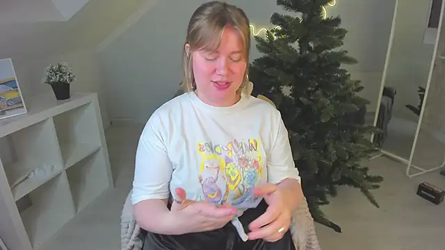 Snapshot of Kira_Citro chatting on December 8, 3:24 pm Kira Citro online show from December 8, 3:24 pm