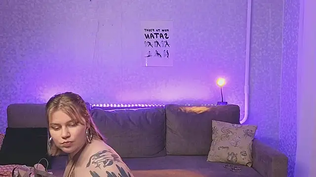 Snapshot of Kira_Citro chatting on January 11, 12:01 am Kira Citro online show from January 11, 12:01 am