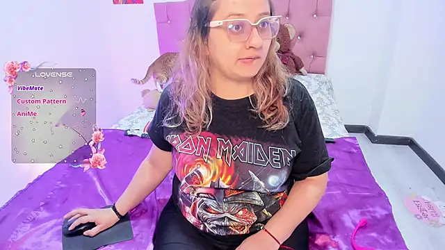 Snapshot of AnnieBigBoobs chatting on November 6, 9:05 pm AnnieBigBoobs online show from November 6, 9:05 pm