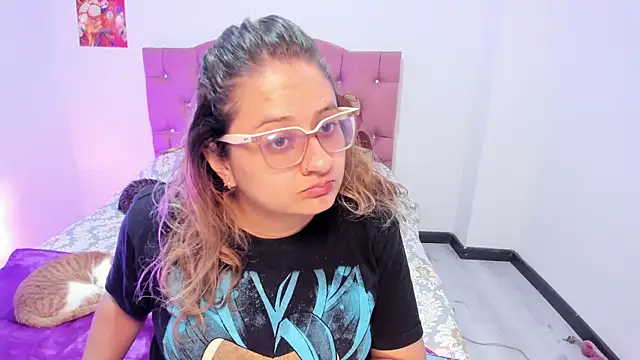 Snapshot of AnnieBigBoobs chatting on November 20, 9:14 pm AnnieBigBoobs online show from November 20, 9:14 pm