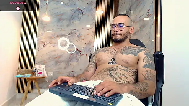 Snapshot of hanz_col chatting on December 23, 2:24 am hanz col online show from December 23, 2:24 am