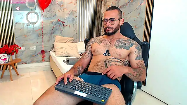 Snapshot of hanz_col chatting on February 11, 2:02 pm hanz col online show from February 11, 2:02 pm