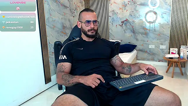 Snapshot of hanz_col chatting on February 24, 7:41 pm hanz col online show from February 24, 7:41 pm