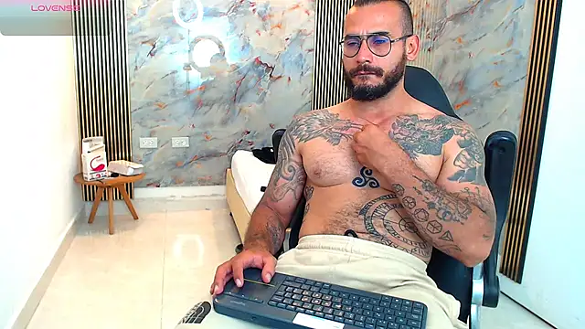 Snapshot of hanz_col chatting on February 28, 1:15 am hanz col online show from February 28, 1:15 am