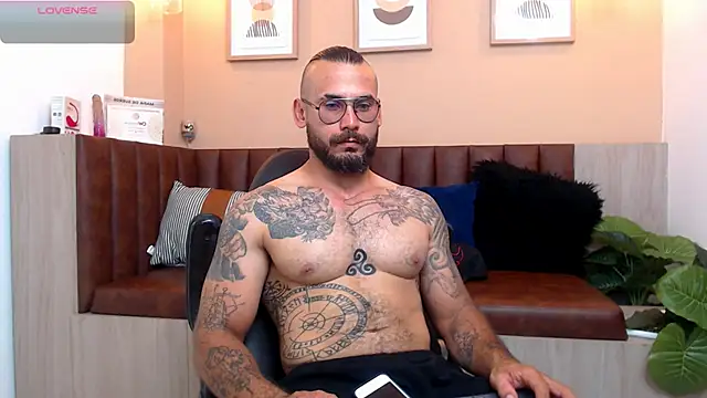 Snapshot of hanz_col chatting on March 6, 8:16 pm hanz col online show from March 6, 8:16 pm