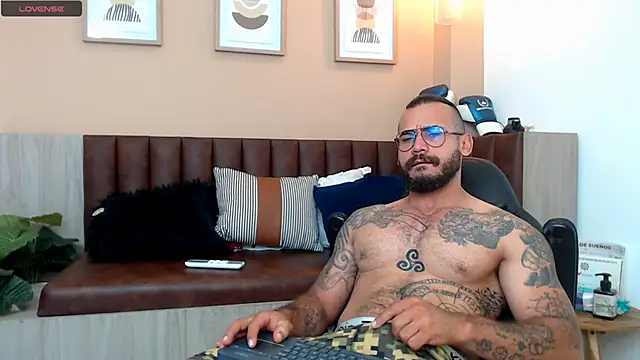 Snapshot of hanz_col chatting on March 11, 10:29 am hanz col online show from March 11, 10:29 am