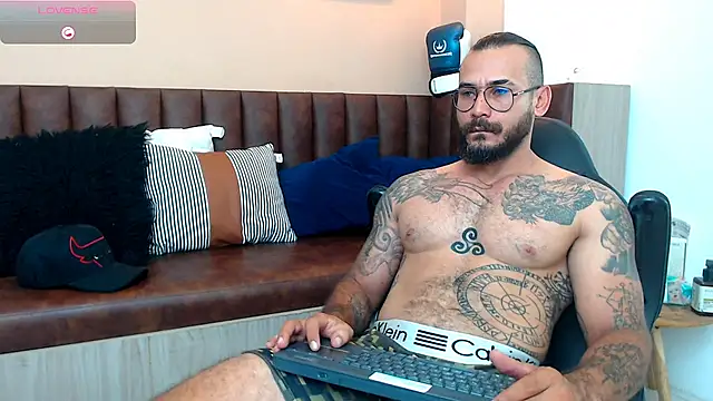 Snapshot of hanz_col chatting on March 12, 10:37 am hanz col online show from March 12, 10:37 am