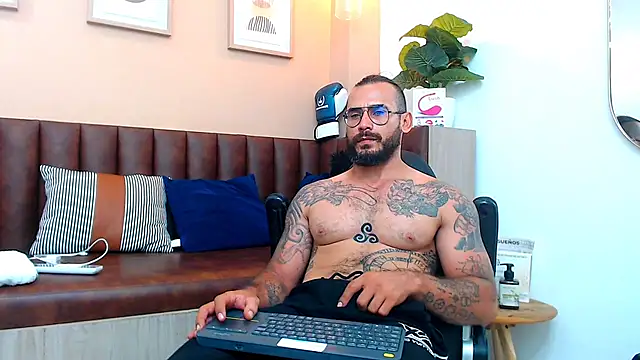 Snapshot of hanz_col chatting on March 18, 11:30 am hanz col online show from March 18, 11:30 am