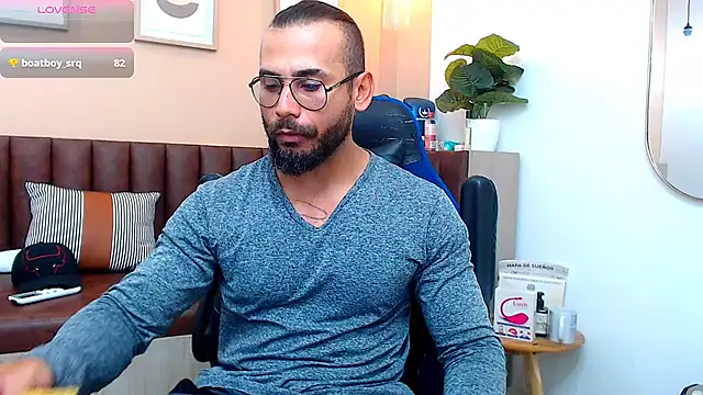 Snapshot of hanz_col chatting on March 19, 6:44 pm hanz col online show from March 19, 6:44 pm