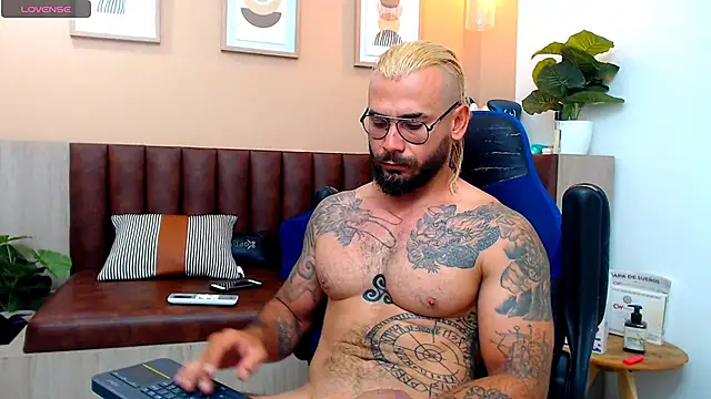 Snapshot of hanz_col chatting on March 21, 12:28 pm hanz col online show from March 21, 12:28 pm