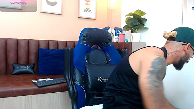 Snapshot of hanz_col chatting on March 21, 6:51 pm hanz col online show from March 21, 6:51 pm