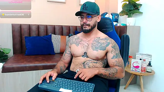 Snapshot of hanz_col chatting on March 22, 12:25 pm hanz col online show from March 22, 12:25 pm