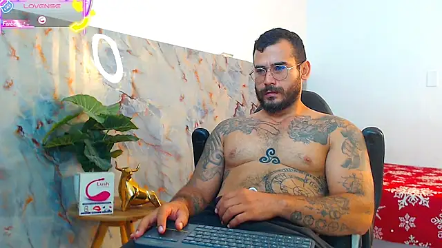 Snapshot of hanz_col chatting on October 3, 11:29 am hanz col online show from October 3, 11:29 am