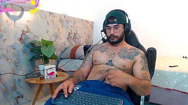 Snapshot of hanz_col chatting on October 14, 11:33 am hanz col online show from October 14, 11:33 am