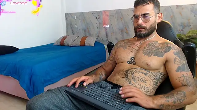 Snapshot of hanz_col chatting on October 29, 2:52 pm hanz col online show from October 29, 2:52 pm