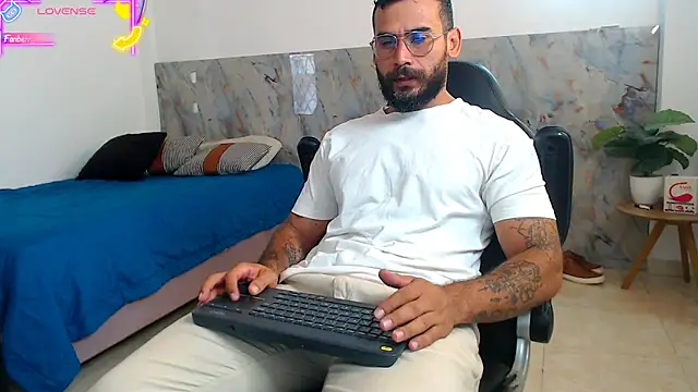 Snapshot of hanz_col chatting on November 4, 12:15 pm hanz col online show from November 4, 12:15 pm