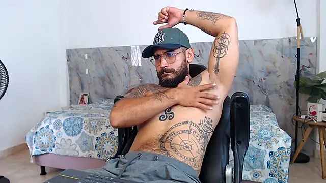 Snapshot of hanz_col chatting on November 25, 2:17 pm hanz col online show from November 25, 2:17 pm