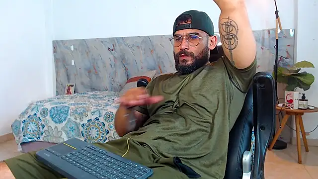 Snapshot of hanz_col chatting on November 26, 2:23 am hanz col online show from November 26, 2:23 am