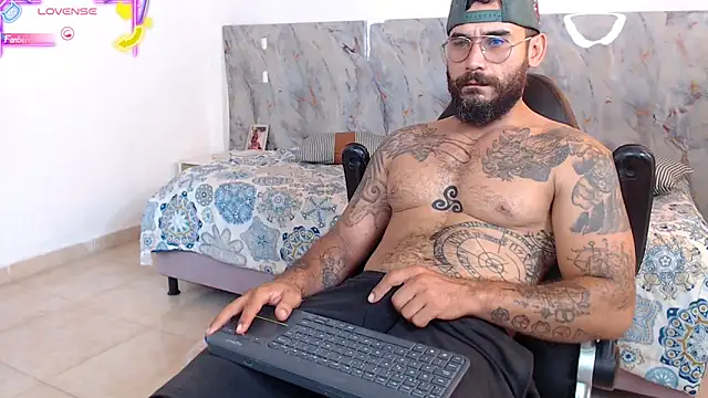 Snapshot of hanz_col chatting on December 4, 7:11 pm hanz col online show from December 4, 7:11 pm