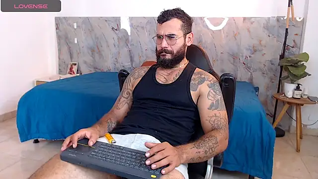 Snapshot of hanz_col chatting on December 15, 3:49 pm hanz col online show from December 15, 3:49 pm