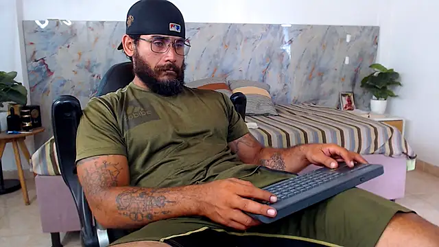 Snapshot of hanz_col chatting on April 19, 12:59 pm hanz col online show from April 19, 12:59 pm