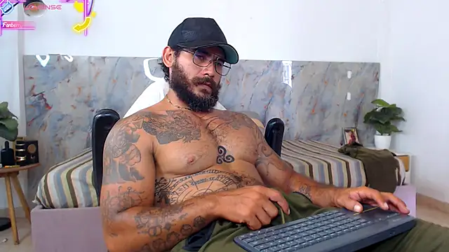Snapshot of hanz_col chatting on April 20, 2:20 pm hanz col online show from April 20, 2:20 pm